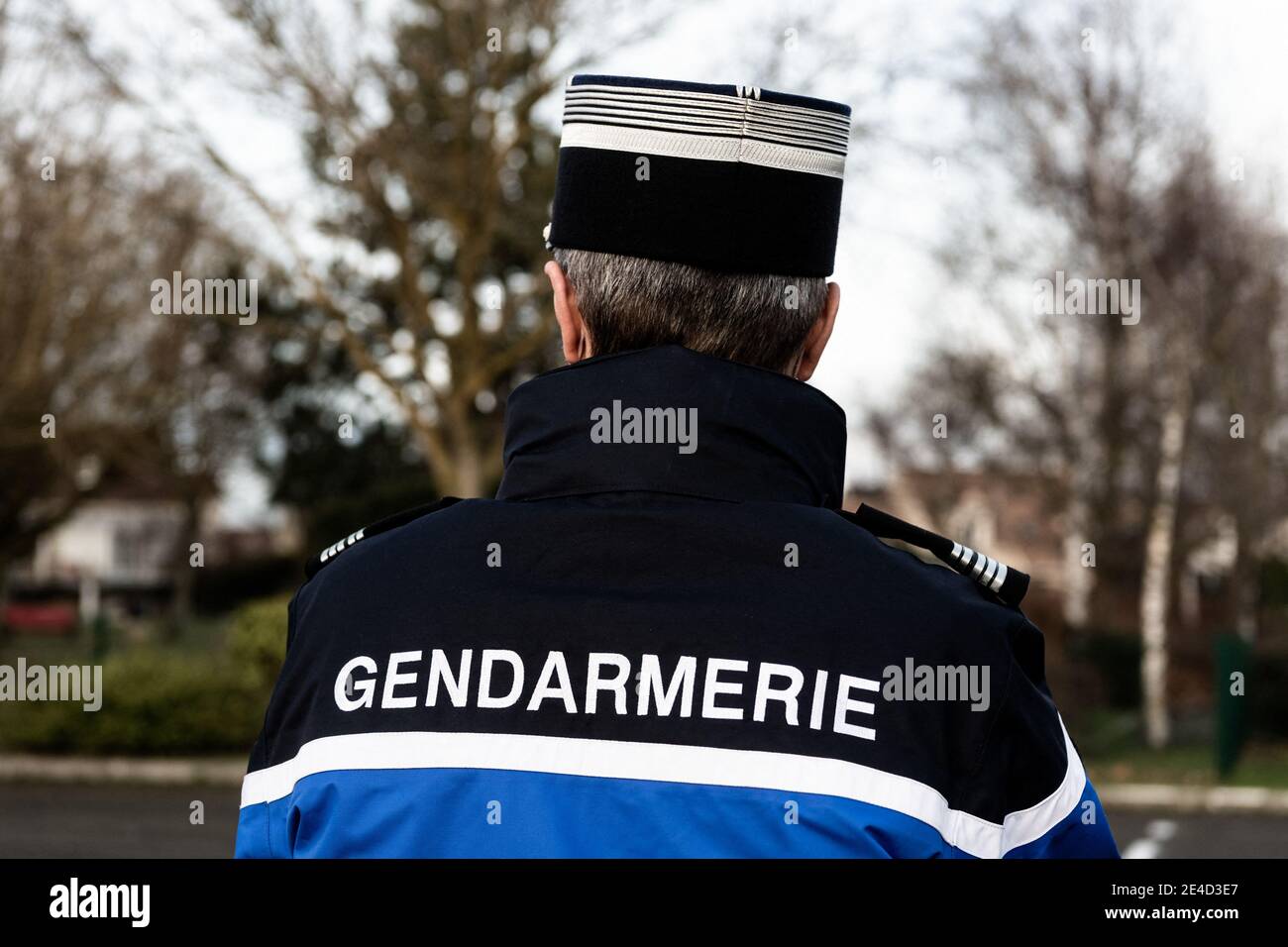 Un membro delle forze di polizia che lavora con gli ispettori dei biglietti sui treni regionali. Villiers Saint Frederic, Francia, 22 gennaio 2021. Foto di Daniel Derajinski/ABACAPRESS.COM Foto Stock