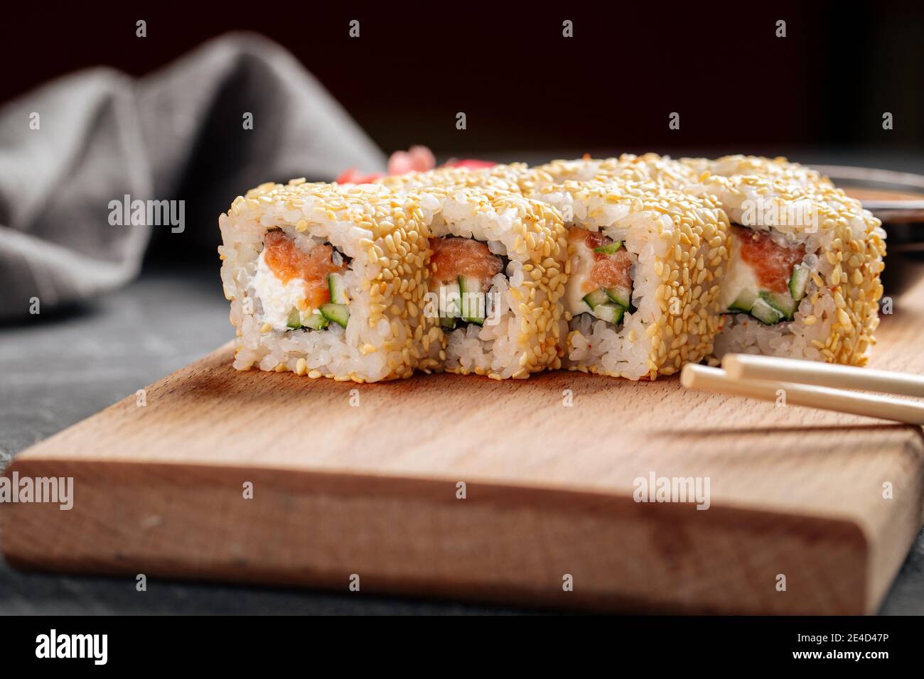 Sushi di salmone e cetrioli con semi di sesamo Foto Stock