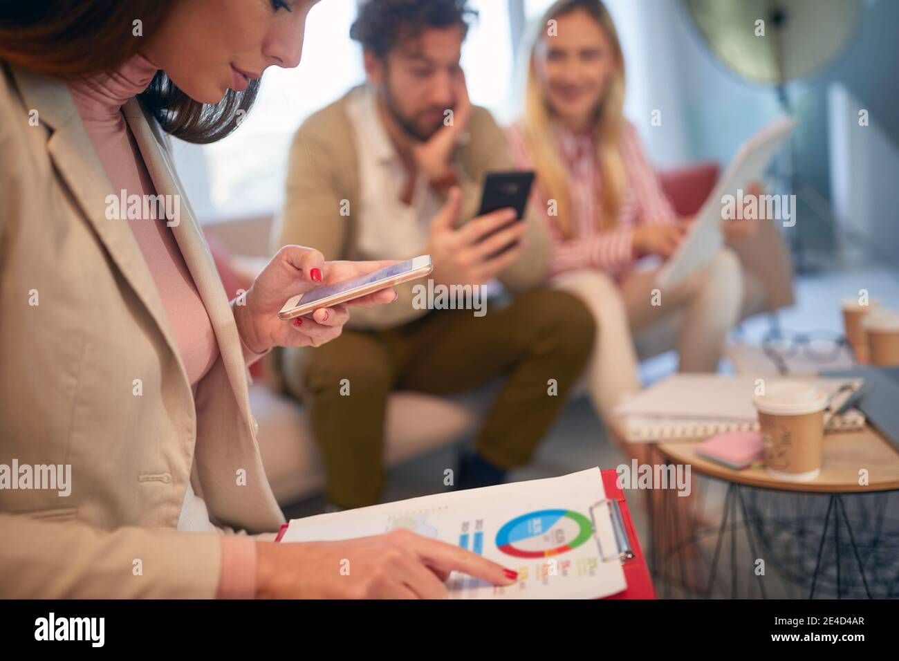 Gruppo di colleghi che consultano lavorando insieme su un progetto Foto Stock