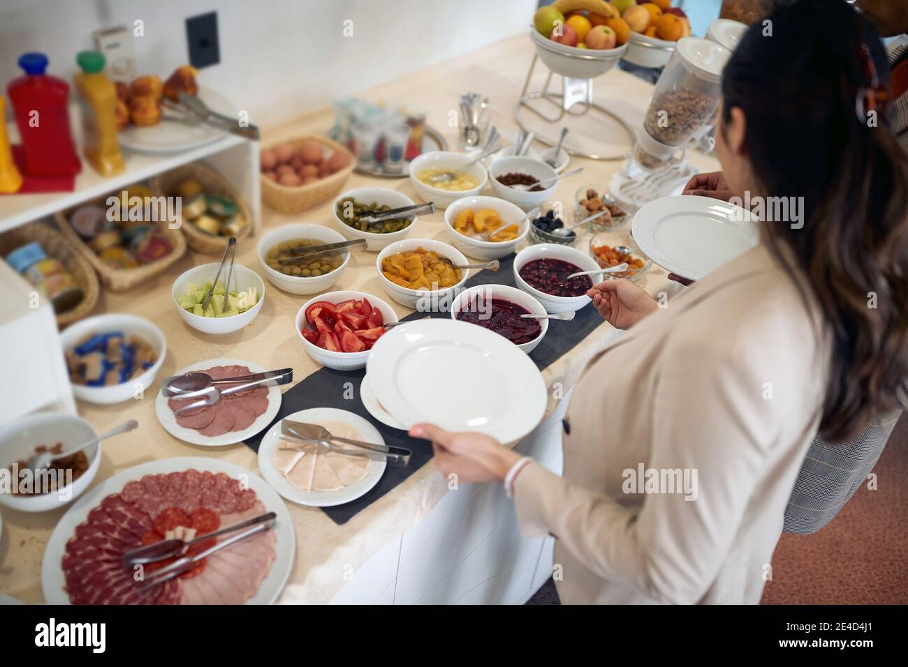 vista dall'alto della colazione a buffet con una scelta varia di cibo servita in piatti a tavola Foto Stock
