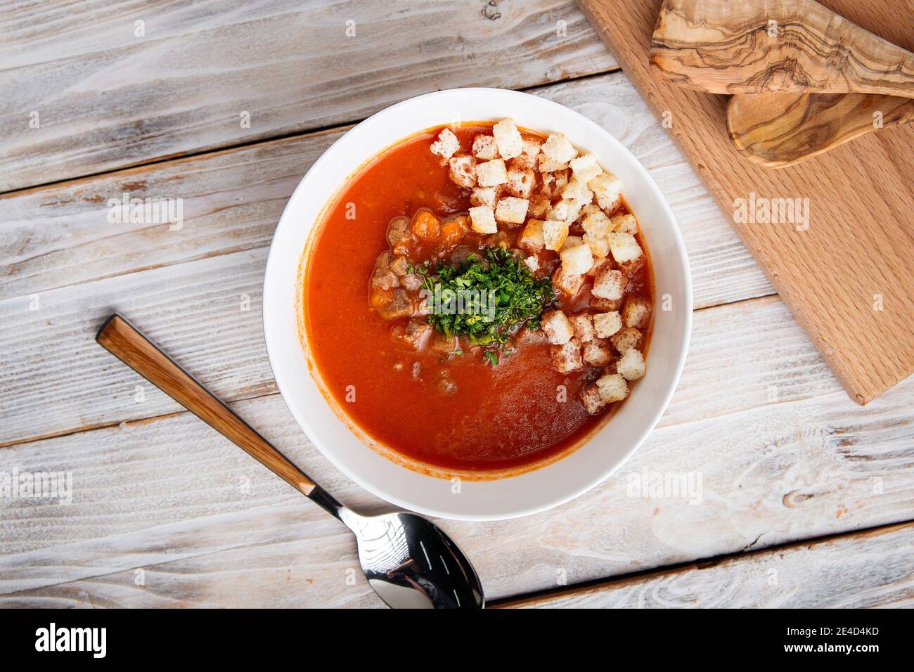 Vista dall'alto sulla zuppa di pomodoro con cracker in un recipiente Foto Stock
