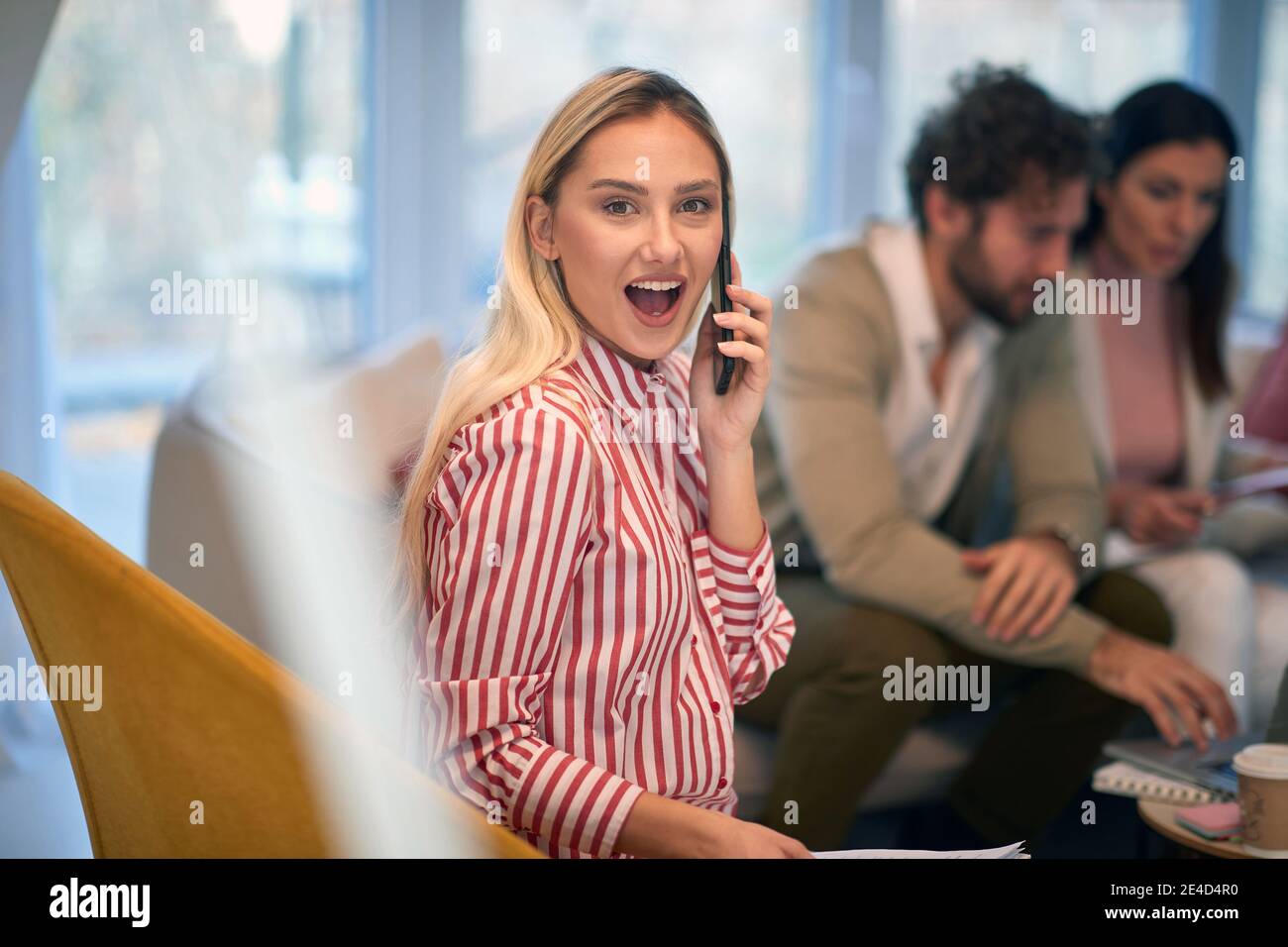 Gruppo di colleghi che si consultano insieme per una riunione informale Foto Stock