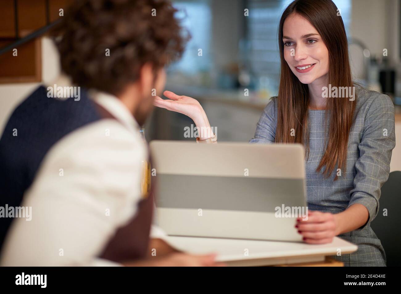 I colleghi di lavoro maschile e femminile si consultano insieme sul progetto Foto Stock