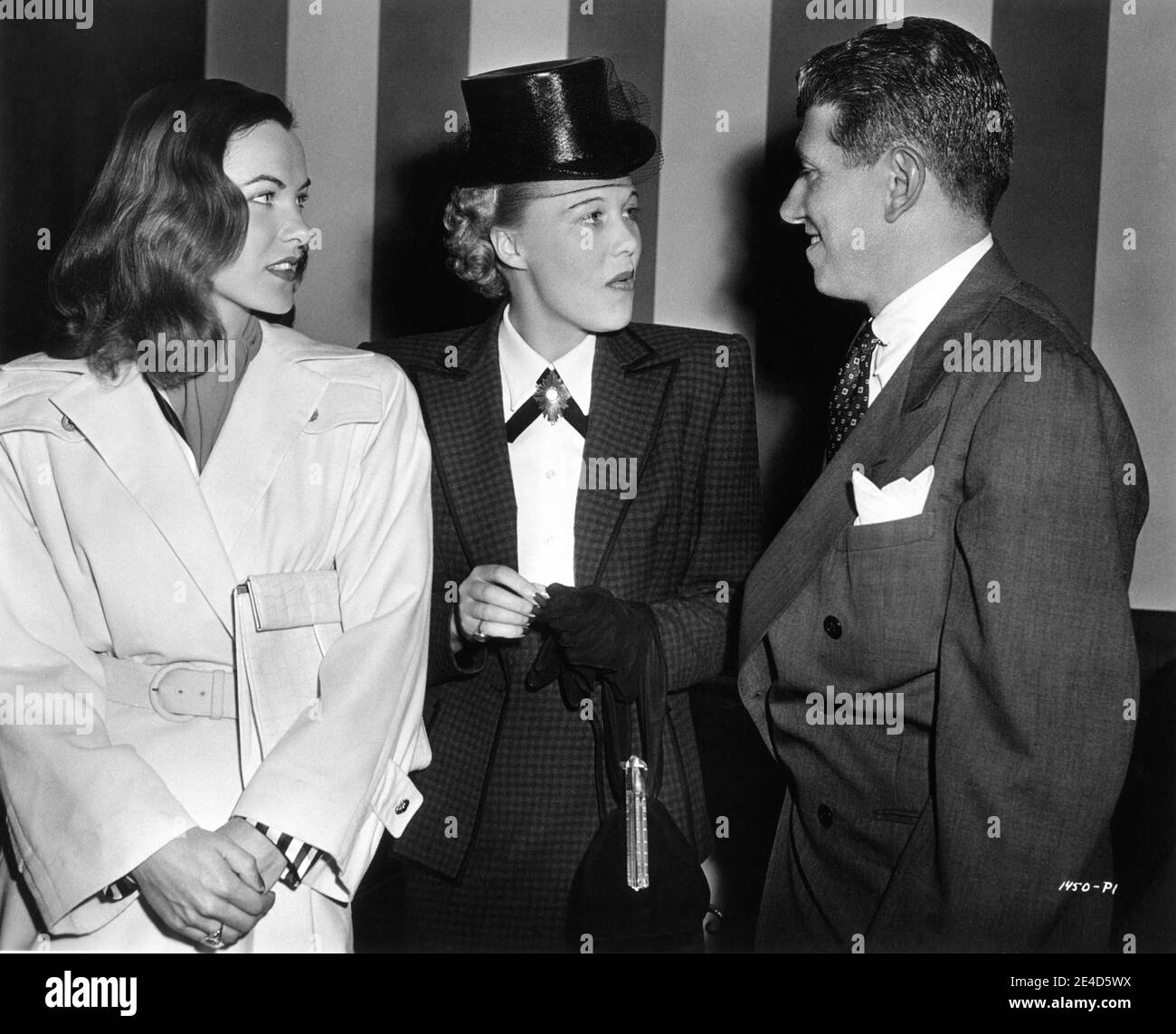 ELLA RAINES Produttore JOAN HARRISON e Costume Designer TRAVIS BANTON set candid all'inizio della produzione della STRANA STORIA DI ZIO HARRY 1945 regista ROBERT SIODMAK produttore Joan Harrison Charles K. Feldman Group / Universal Pictures Foto Stock
