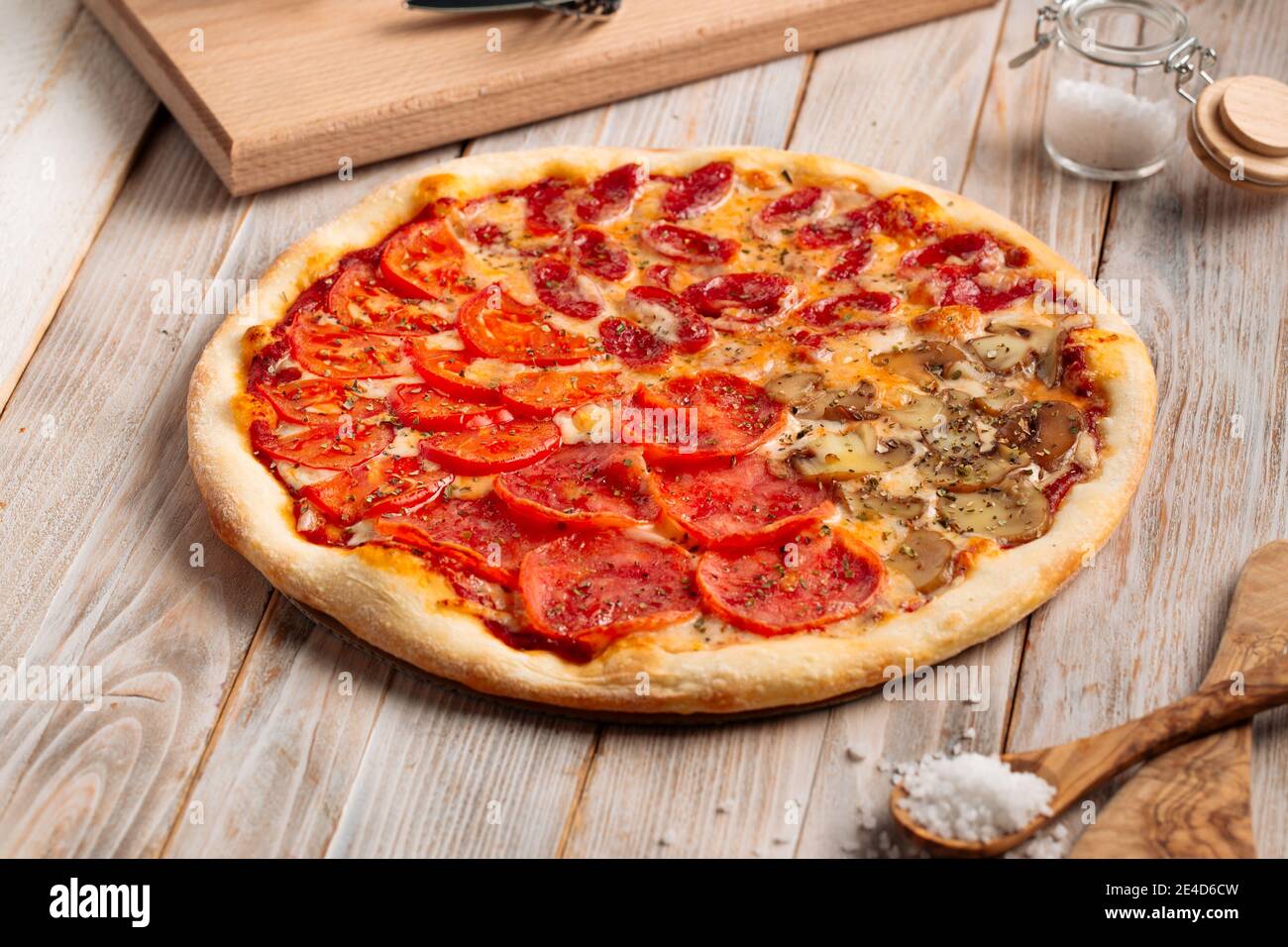 Pizza assortita quattro stagioni sul tavolo di legno Foto Stock
