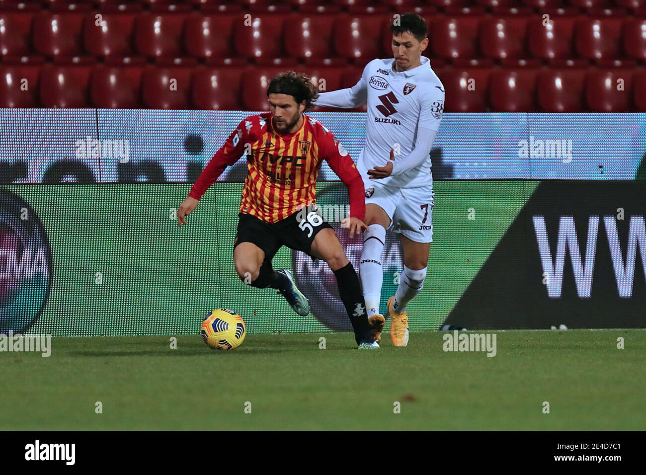 Perparim Hetemaj (Benevento Calcio) e Sasa Lukic (Torino FC) Durante la serie UNA partita di calcio tra Benevento - Foto .LM/Emmanuele Mastrodonato Foto Stock