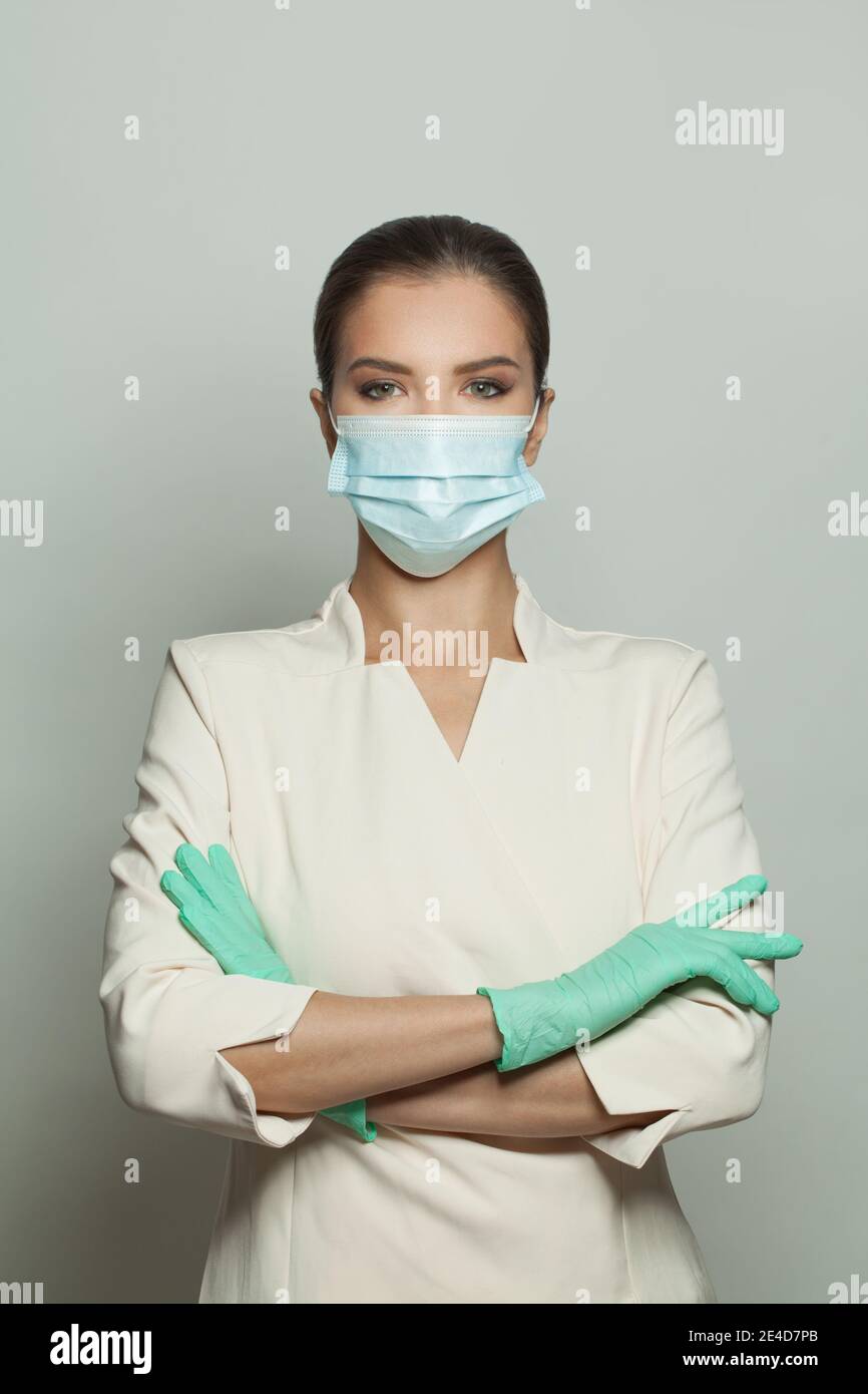 Medico di famiglia donna su sfondo bianco. Medicina, cosmetologia e concetto di vaccinazione Foto Stock