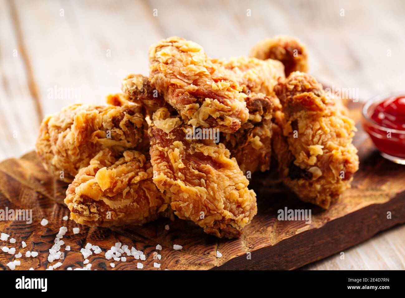 Primo piano su ali di pollo fritte con ketchup Foto Stock
