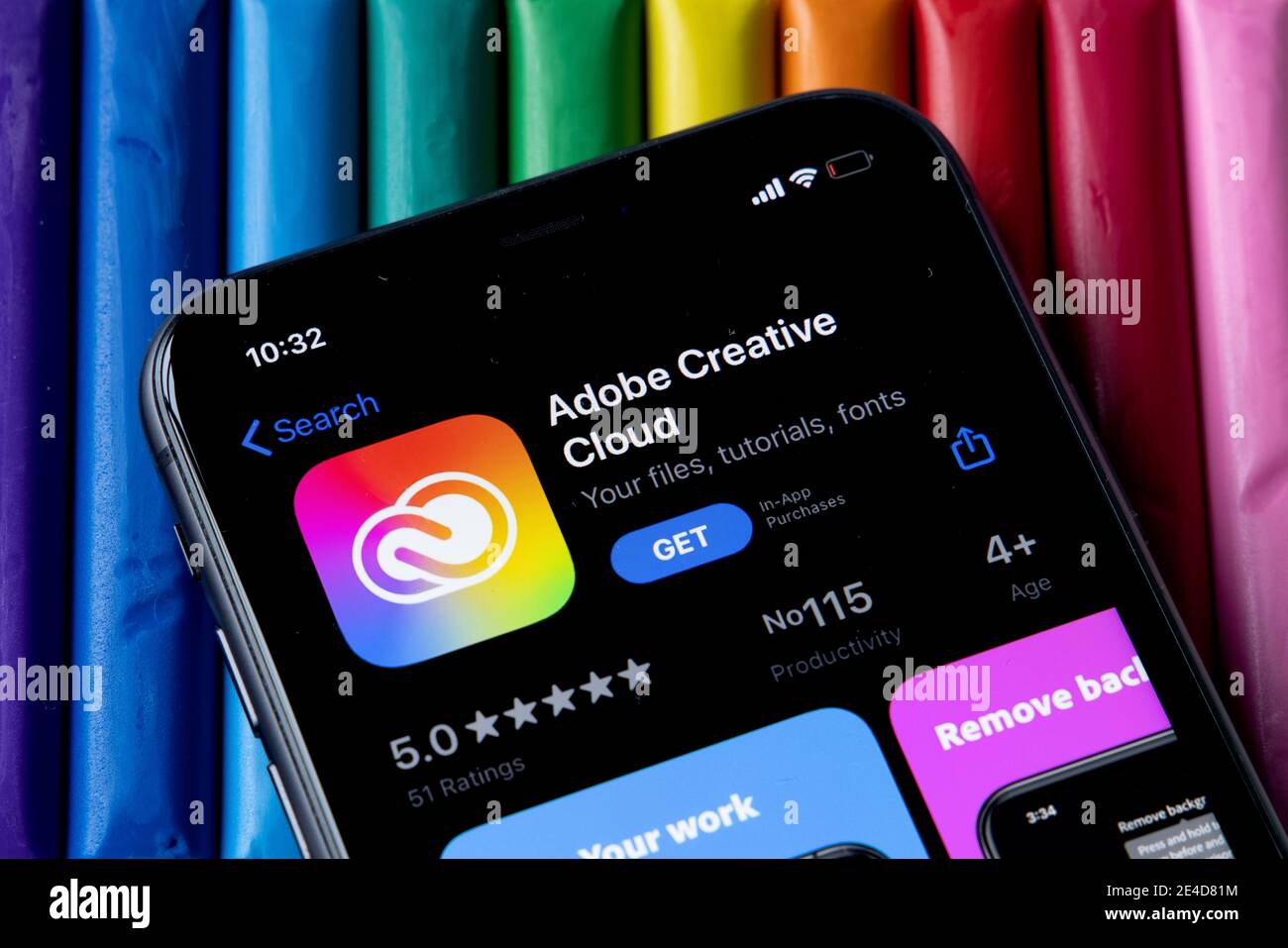 App mobile Adobe Creative Cloud su AppStore con uno sfondo di plastilina  colorata. Installazione di Creative Cloud su iPhone Foto stock - Alamy