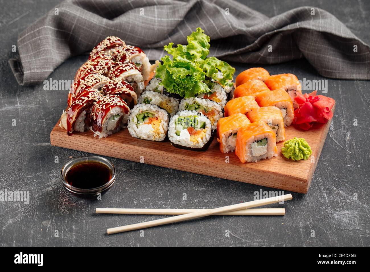 Set assortito di sushi roll con vista laterale e salsa di soia Foto Stock