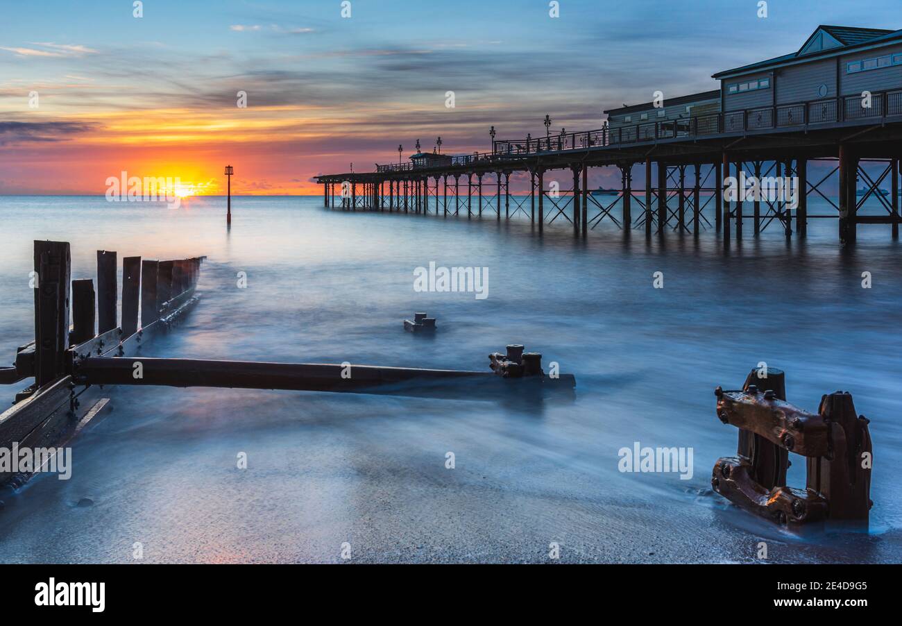 Alba a lungo termine di esposizione del Grand Pier a Teignmouth in Devon in Inghilterra, Europa Foto Stock