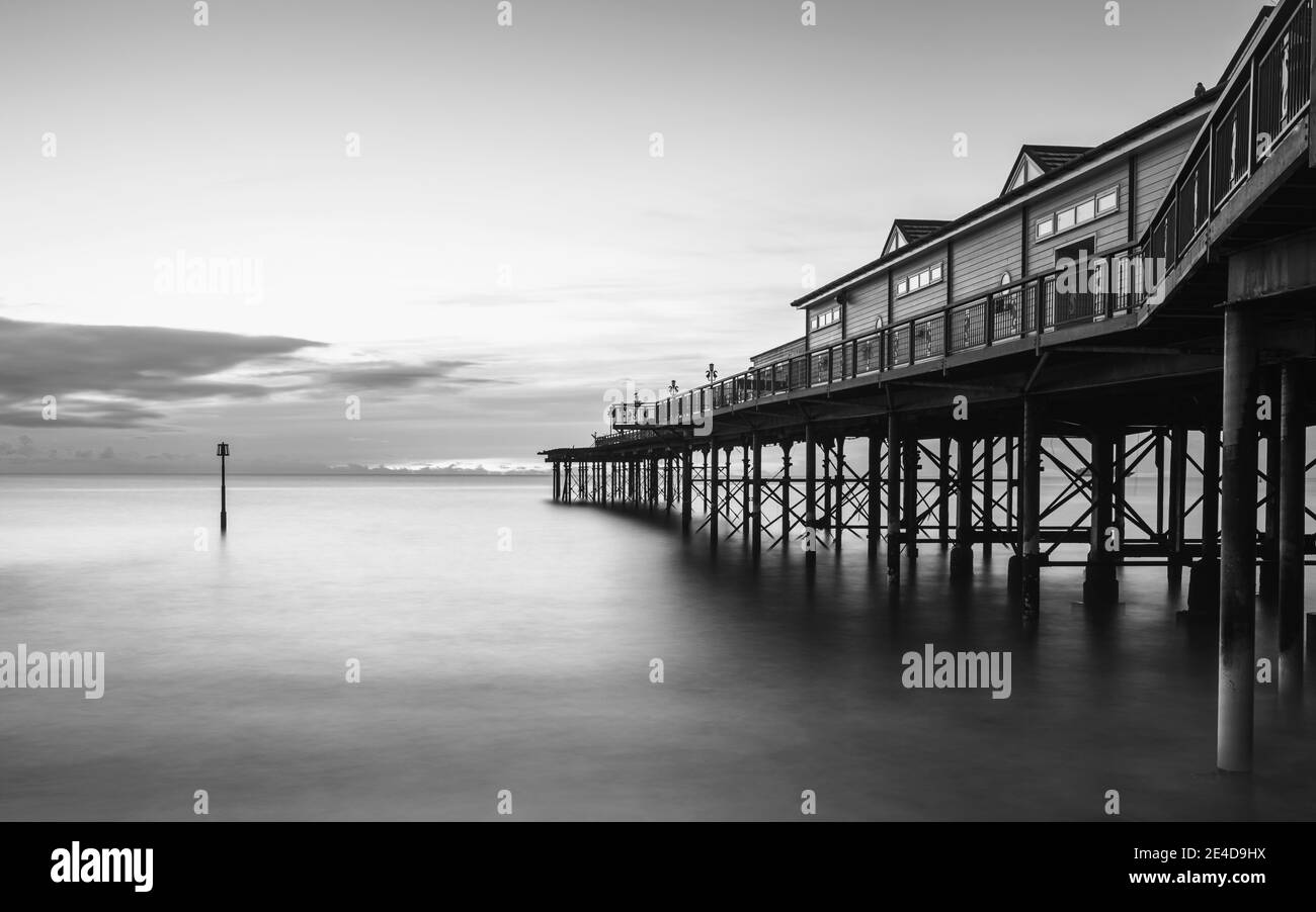 Lunga esposizione del Grand Pier a Teignmouth nel Devon in Inghilterra, Europa Foto Stock