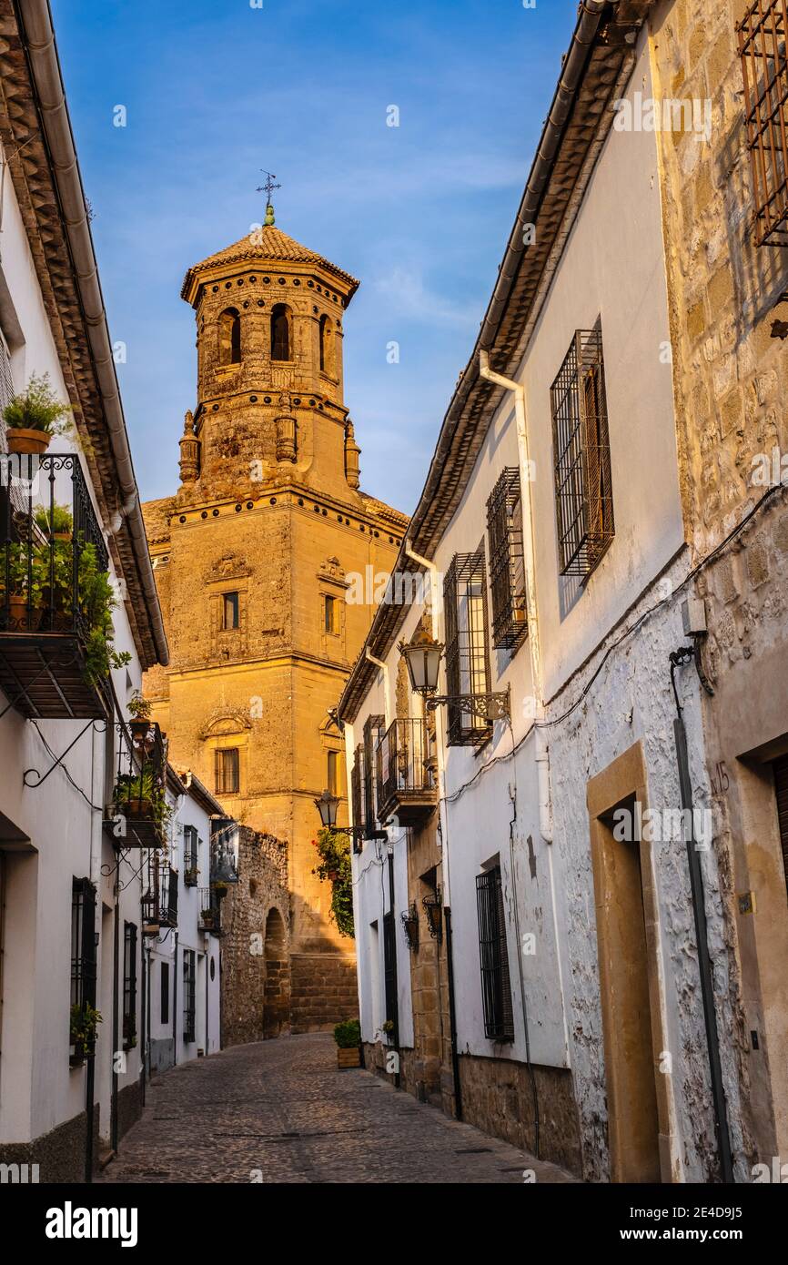 Vecchia Università, Cappella di San Juan Evangelista e via del centro storico, Baeza, patrimonio dell'umanità dell'UNESCO. Provincia di Jaen, Andalusia, Souther Foto Stock