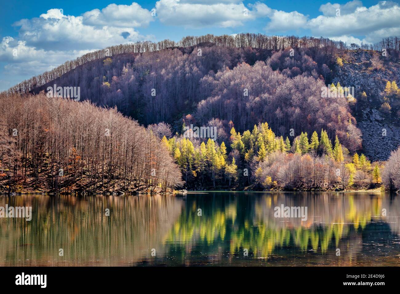 Momento tranquillo sul Lago Santo Modenese in una giornata di sole e bei colori, Pievepelago, Italia Foto Stock