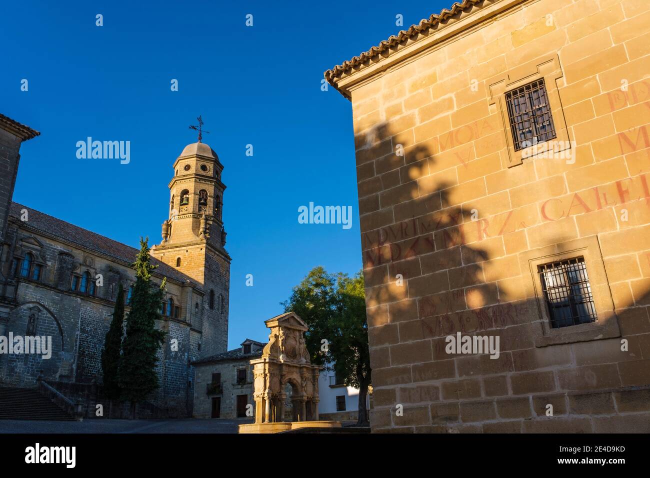 Catedral de la Natividad de Nuestra Señora. Cattedrale in stile rinascimentale e fontana di Santa Maria. Baeza, patrimonio dell'umanità dell'UNESCO. Provincia di Jaen, Foto Stock