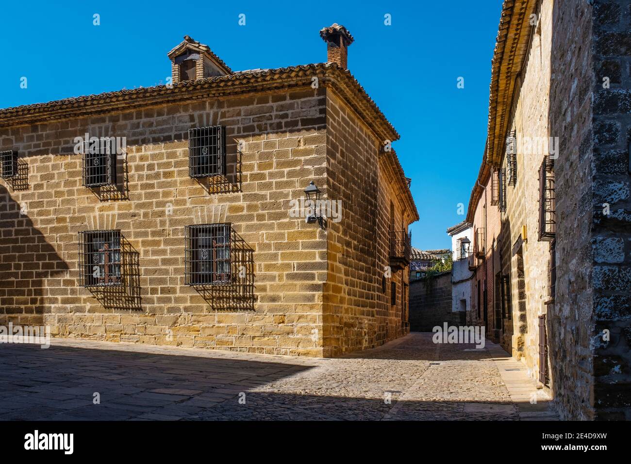 Strade acciottolate a Baeza, provincia di Jaén, Andalusia meridionale. Spagna Europa Foto Stock