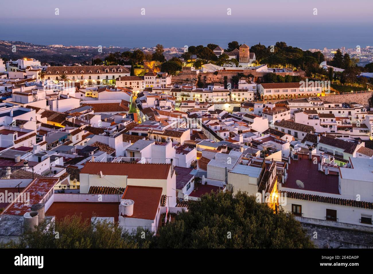 Paesaggio urbano. Bianco villaggio di Mijas Pueblo al tramonto. Provincia di Malaga, Costa del Sol. Andalusia Spagna meridionale, Europa Foto Stock