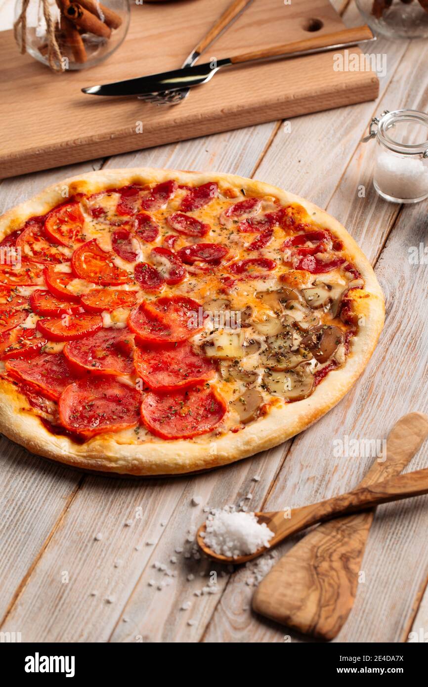 Pizza assortita quattro stagioni sul tavolo di legno Foto Stock