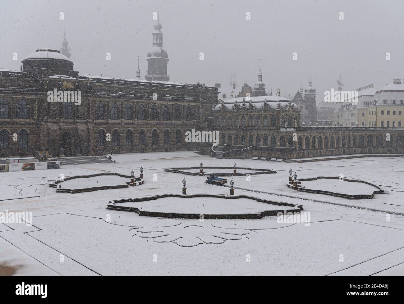 Dresda, Germania. 23 gennaio 2021. Il servizio invernale attraversa lo Zwinger di Dresda al mattino durante la nevicata. Credit: Robert Michael/dpa-Zentralbild/dpa/Alamy Live News Foto Stock