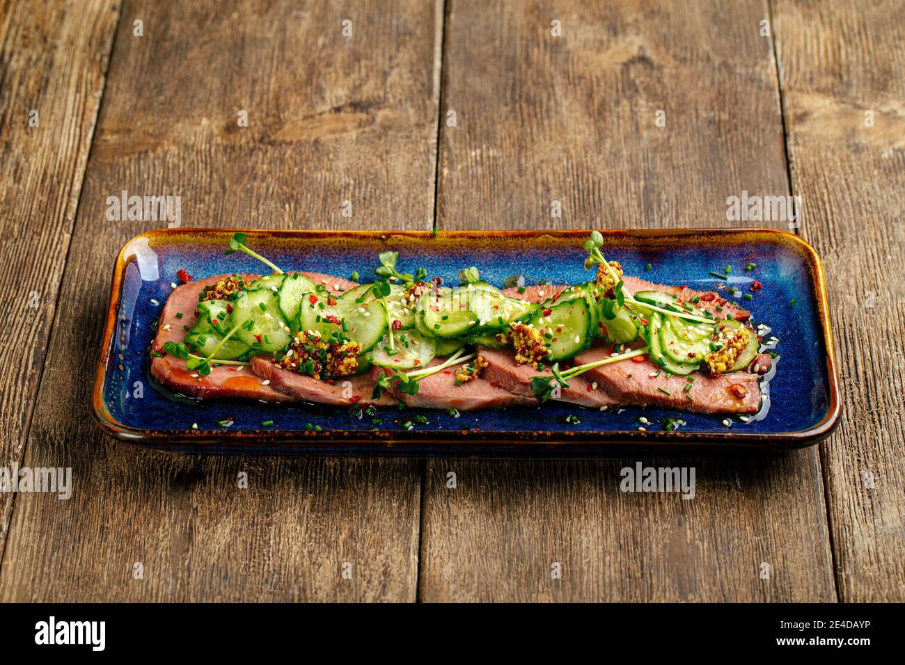 Lingua di manzo arrosto tataki a fette con chuka alle alghe Foto Stock