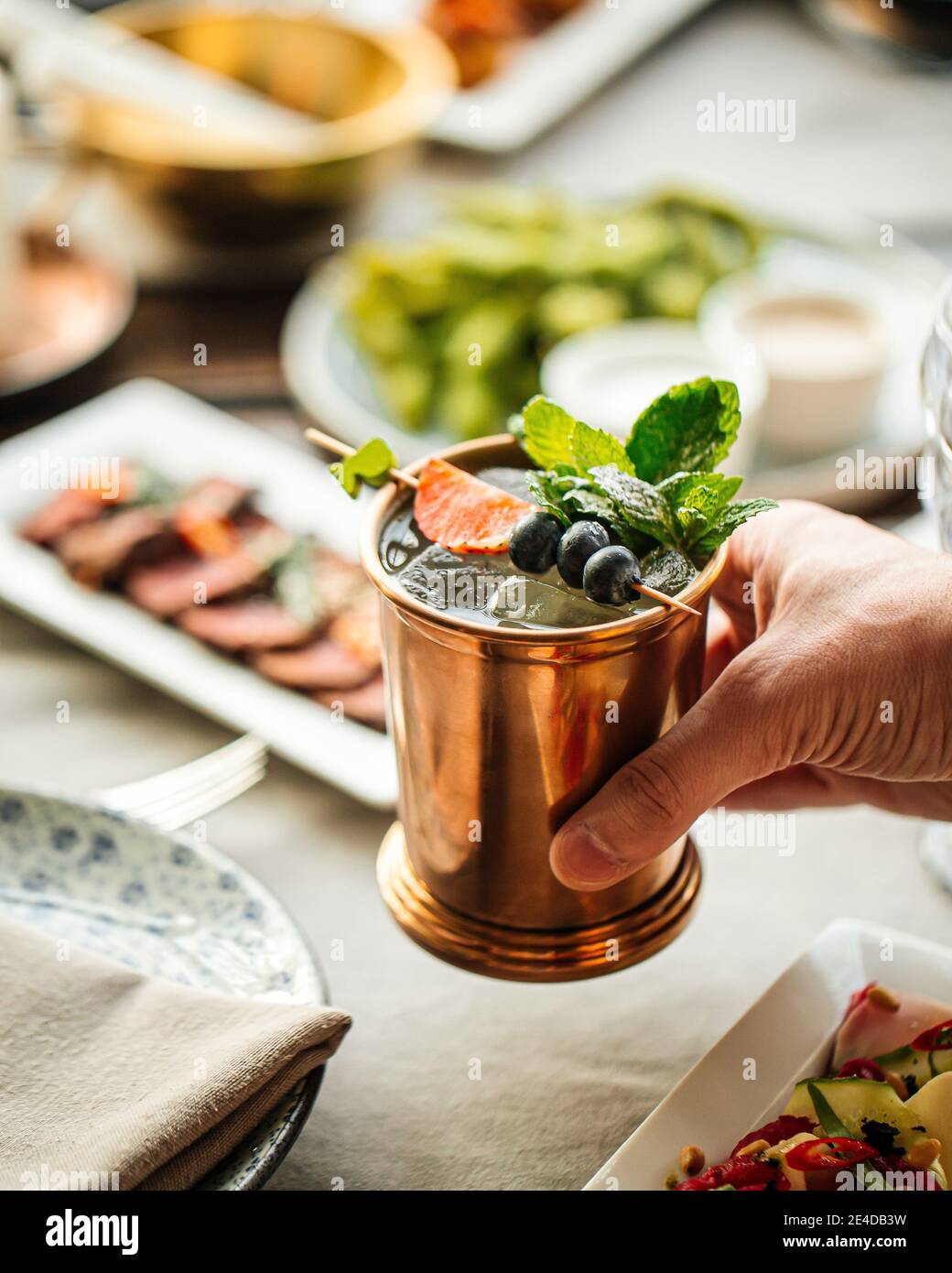 Rinfrescante cocktail di champagne in una tazza di rame Foto Stock