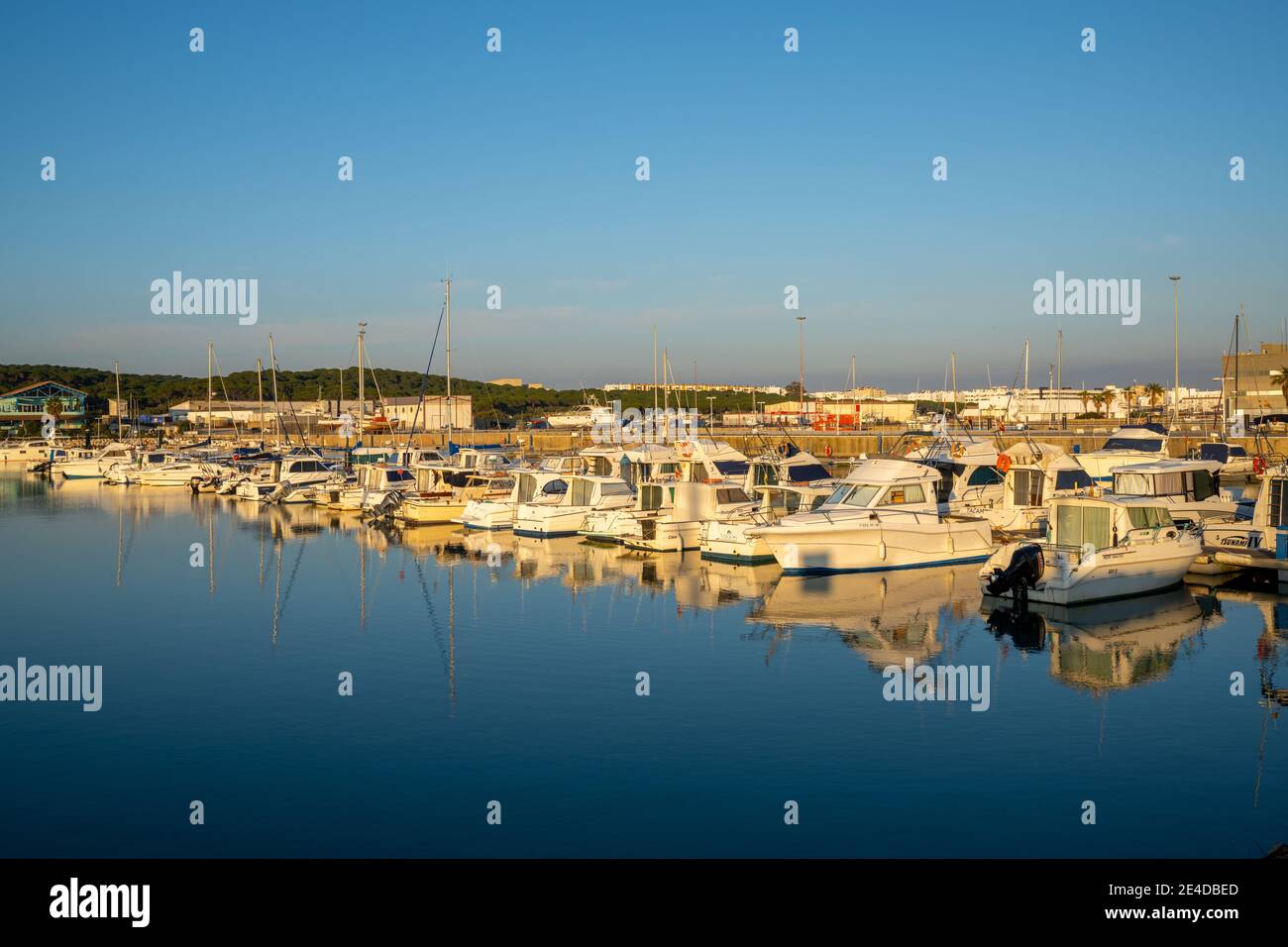 Barbate, Andalusia - 18 gennaio 2021: Vista del porto e porto di Barbate al tramonto Foto Stock