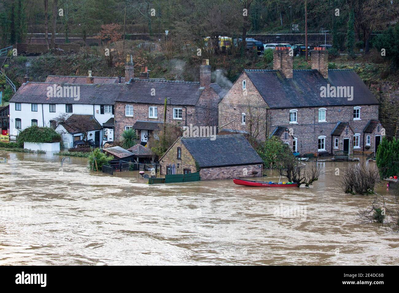 Shropshire, Regno Unito. 23 gennaio 2021. I livelli del fiume Severn nello Shropshire hanno continuato a salire durante la notte, causando gravi inondazioni in alcune aree. Le case sul lungofiume sono particolarmente vulnerabili alle inondazioni di questo periodo dell'anno. Credit: Rob carter/Alamy Live News Foto Stock