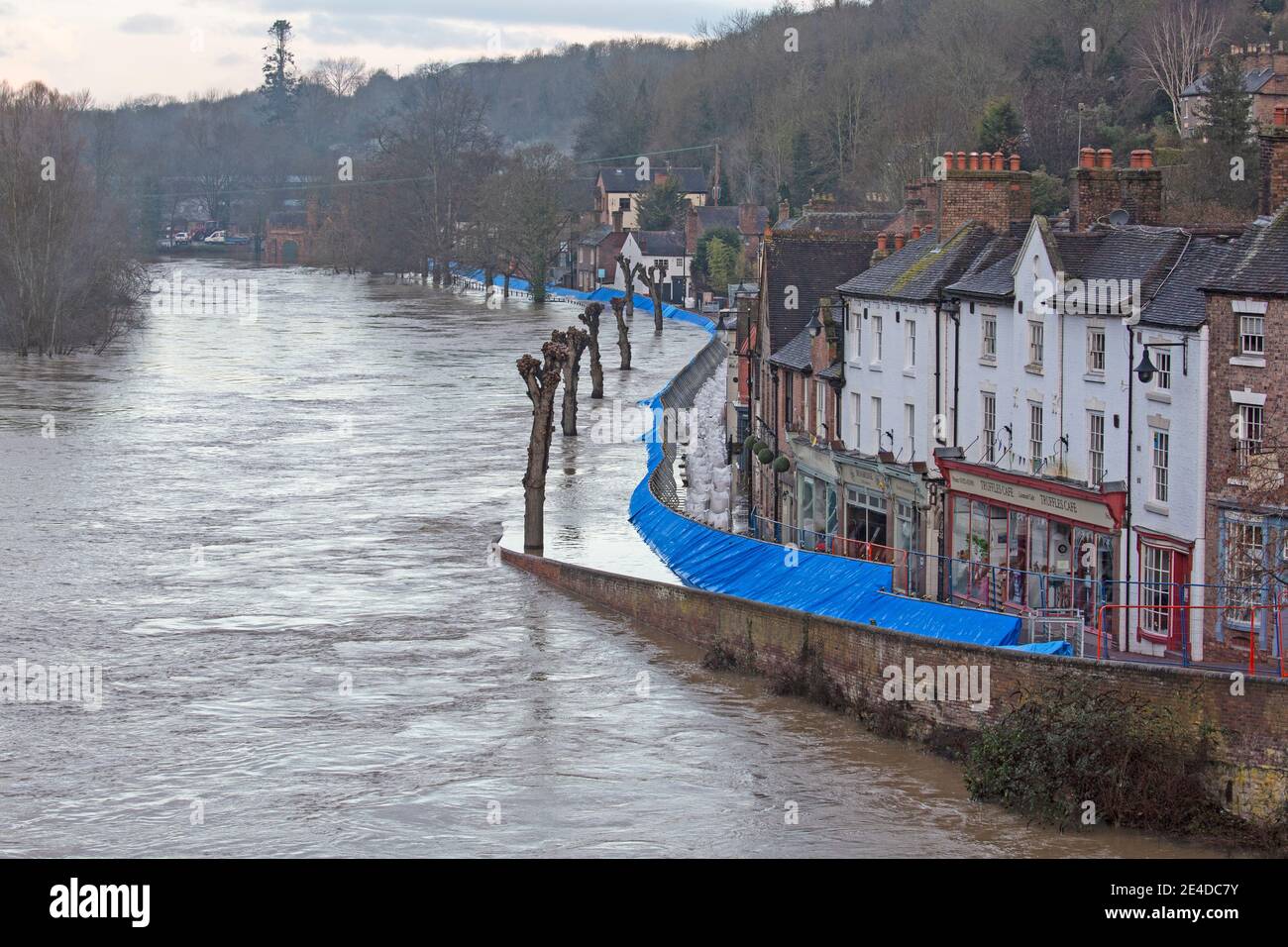 Shropshire, Regno Unito. 23 gennaio 2021. I livelli del fiume Severn nello Shropshire continuarono a salire durante la notte, causando gravi inondazioni in alcune zone. Lungo il Wharfage di Ironbridge sono state erette barriere contro le inondazioni nel tentativo di impedire alle acque alluvionali di entrare in case e aziende. Credit: Rob carter/Alamy Live News Foto Stock