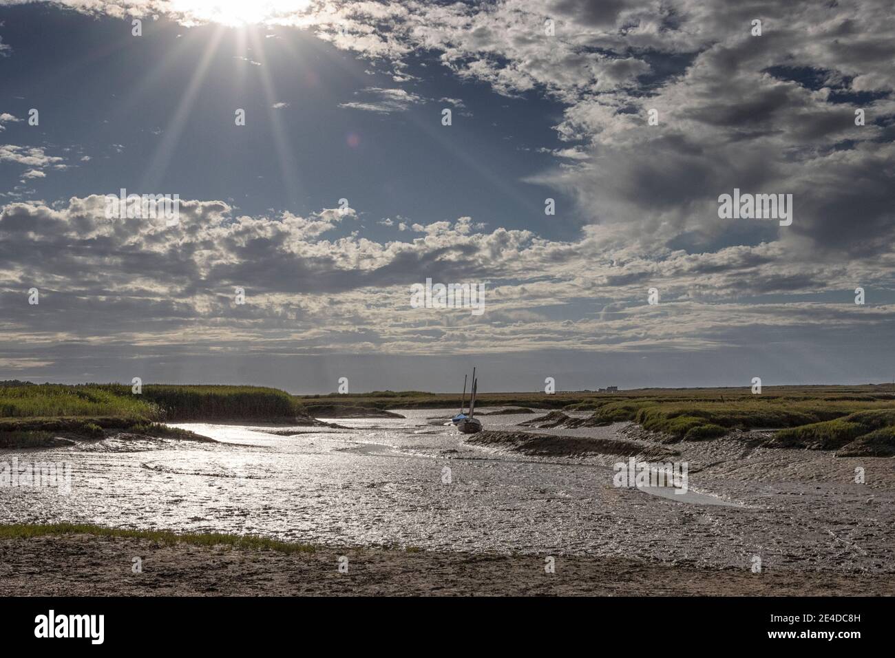 Brancaster Staithe in primavera con una marea scintillante e un ampio paesaggio aperto, Norfolk UK Foto Stock
