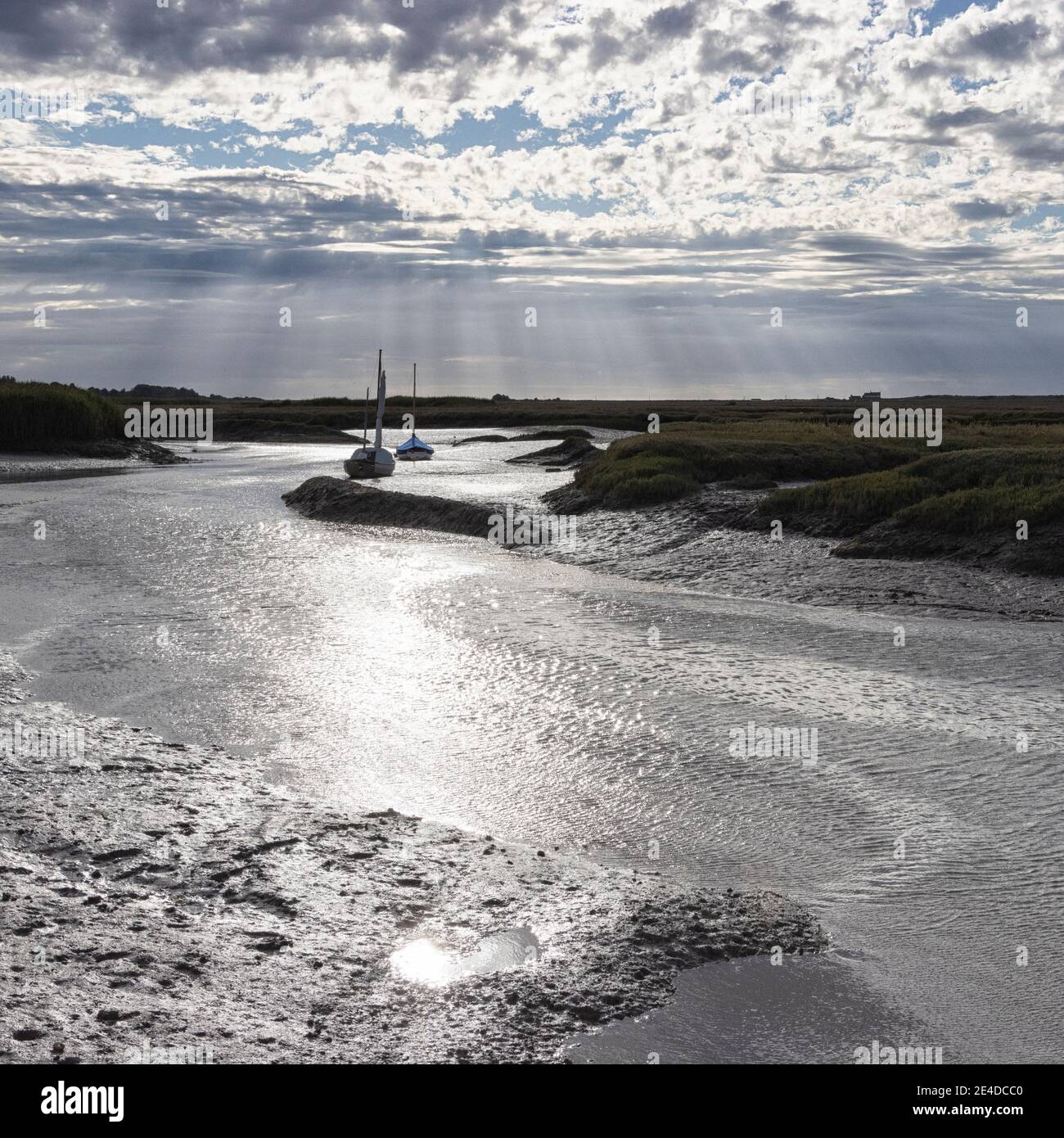 Brancaster Staithe in primavera con una marea scintillante e un ampio paesaggio aperto, Norfolk UK Foto Stock