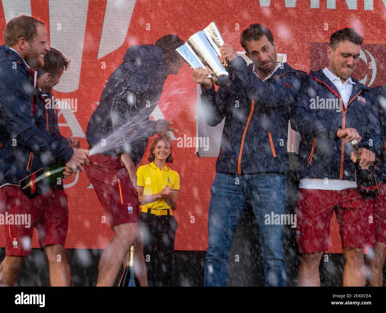 Auckland, Nuova Zelanda, 23 gennaio 2021 - INEOS Team UK skipper Sr ben Ainslie viene spruzzato di champagne dai compagni di squadra alla presentazione del trofeo dopo aver battuto il team italiano Luna Rossa Prada Pirelli sul porto di Waitemata ad Auckland per passare direttamente alla finale della Prada Cup. Credit: Rob Taggart/Alamy Live News Foto Stock