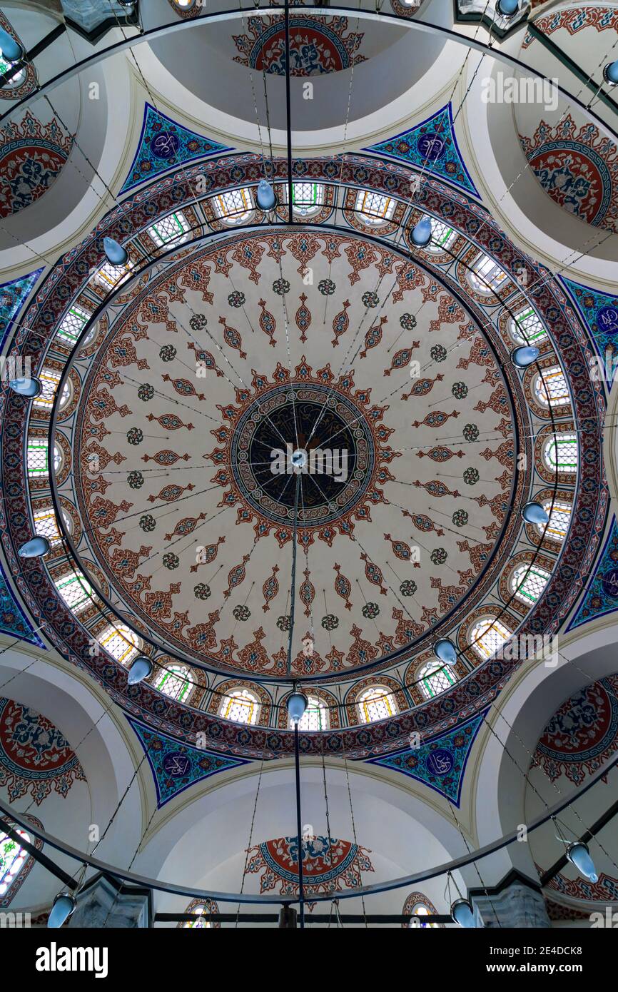 Cupola della Moschea di Sokollu Mehmet Pasa a Beyoglu Istanbul. Architettura Ottomana. Moschee' di Istanbul. Background islamico. Architettura della moschea. Foto HDR Foto Stock