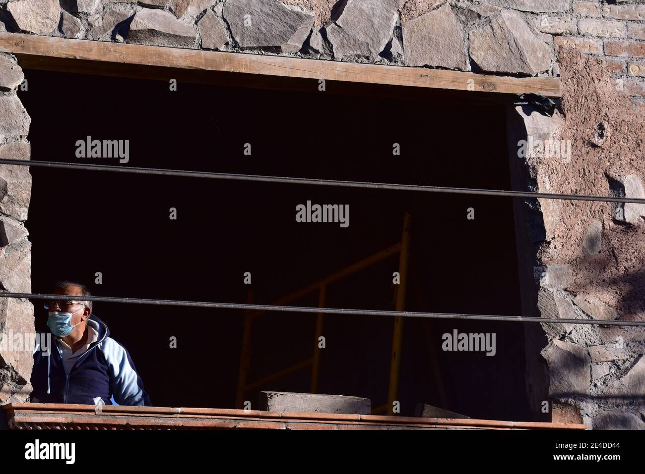 Toluca, Messico. 21 Gennaio 2021. TOLUCA, MESSICO - GENNAIO 22: Una persona indossa la maschera facciale mentre guarda fuori una finestra in mezzo all'aumento dei casi positivi dovuto la nuova pandemia di Covid-19, gli ospedali che raggiungono il limite della loro capacità e l'aumento dei decessi negli ultimi giorni il 22 gennaio 2021 a Toluca, Messico (Foto di Eyepix Group/Pacific Press) Credit: Pacific Press Media Production Corp./Alamy Live News Foto Stock