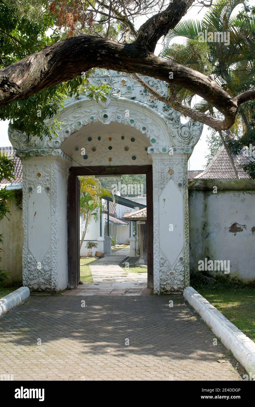 La porta si chiama 'Buk Bacem', uno stile europeo nel palazzo di Kasepuhan Cirebon. Buk significa curvo e Bacem significa imbevuto perché la porta è Foto Stock