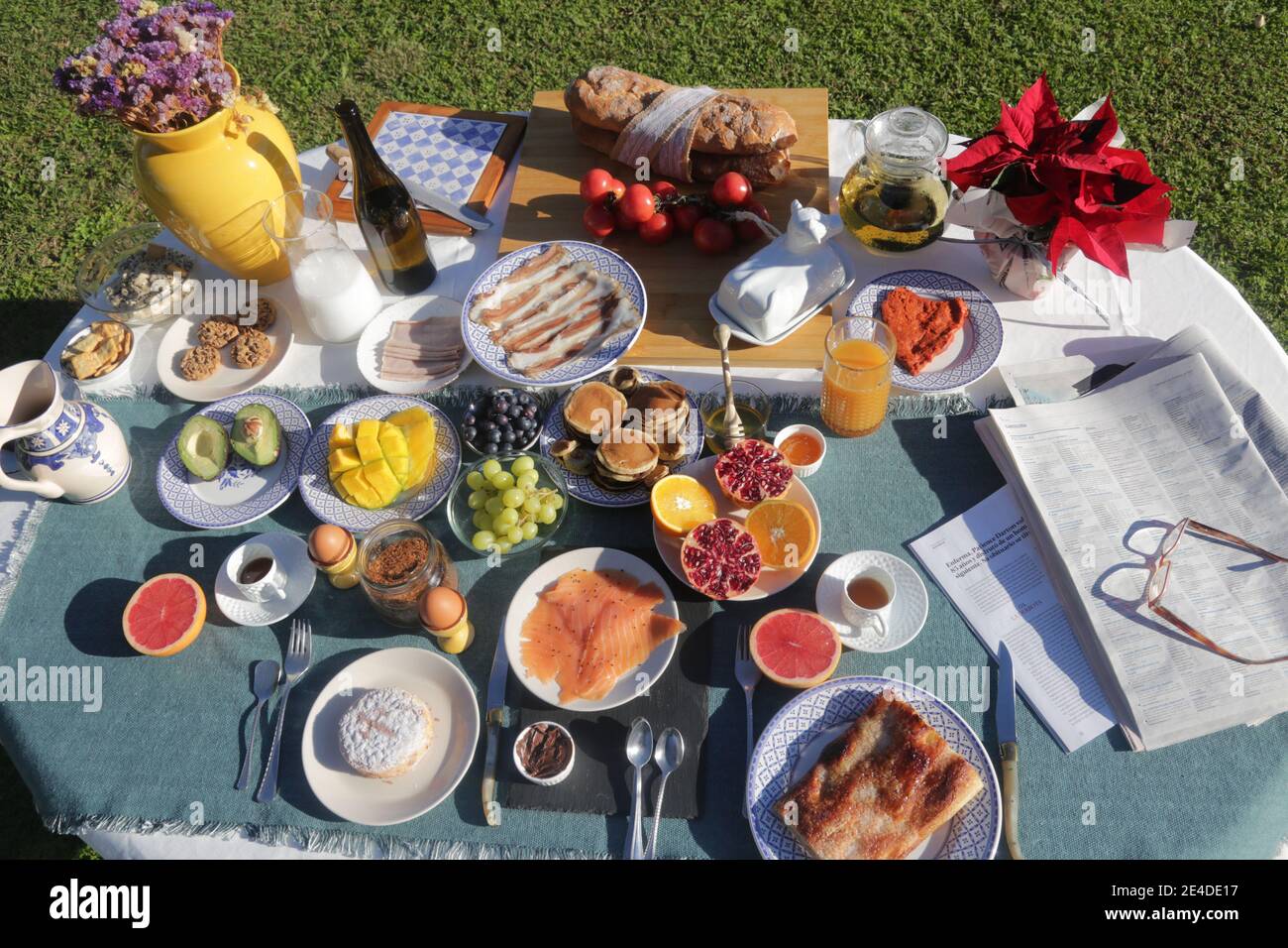 colazione al mattino brunch a buffet con cibo e bevande Foto Stock