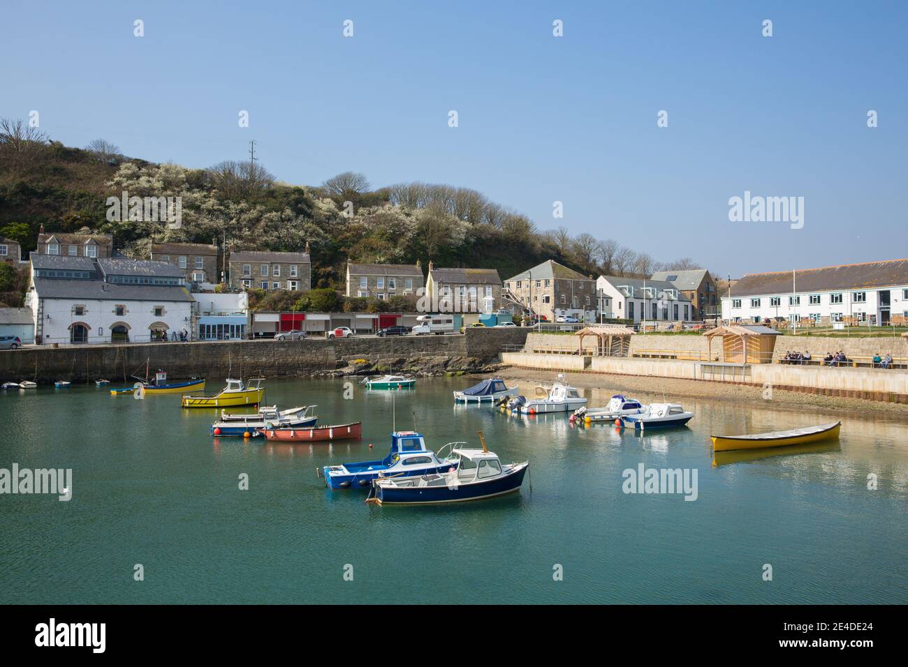 Porthleven Cornovaglia Inghilterra UK barche nel bellissimo porto della Cornovaglia sud Inghilterra occidentale Foto Stock