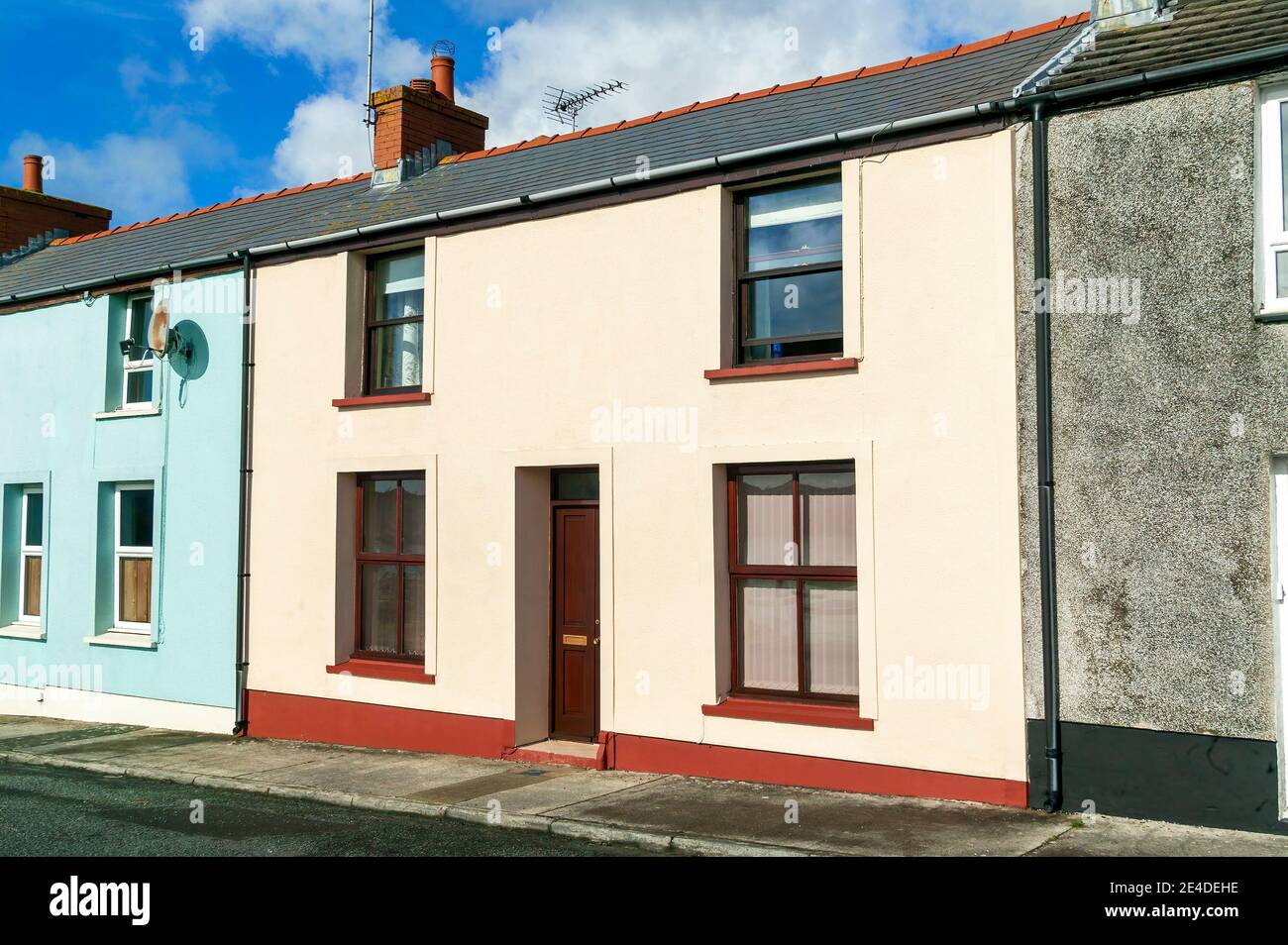 Edifici di architettura vecchio stile di colorate case a schiera in Pembrokeshire Galles UK, foto d'azione Foto Stock