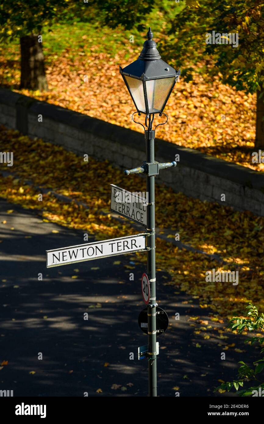 Via nome segni puntando & Sunlit vecchio-fashioned lampada palo (tradizionale Victorian storica lanterna a gas) - York, North Yorkshire, Inghilterra, Regno Unito. Foto Stock