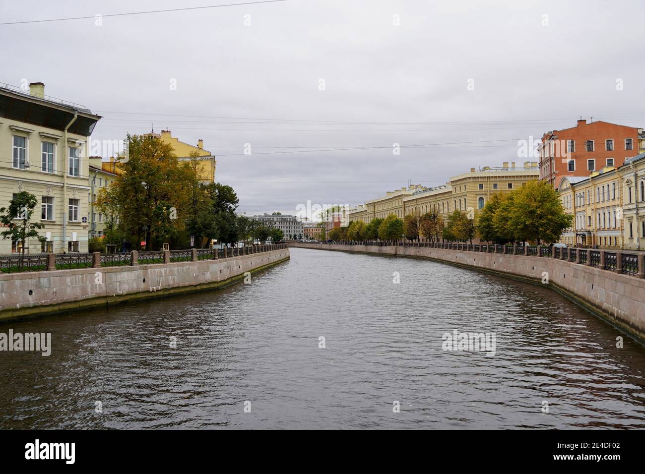 San Pietroburgo, Russia - Novembre 2020 Nevskiy Prospekt (Nevsky Avenue) panorama con edifici storici, architettura e pedoni. La Torre di Foto Stock