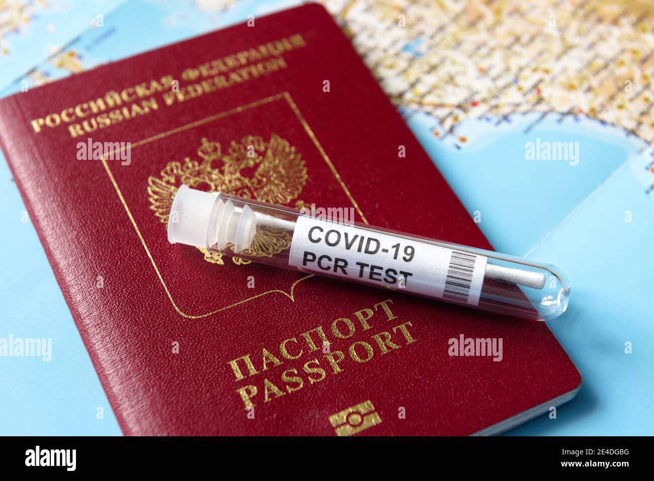 Coronavirus, concetto di viaggio e test, provetta per test PCR COVID-19 e passaporto turistico russo sulla mappa europea. Diagnostica COVID a causa di restrizioni Foto Stock
