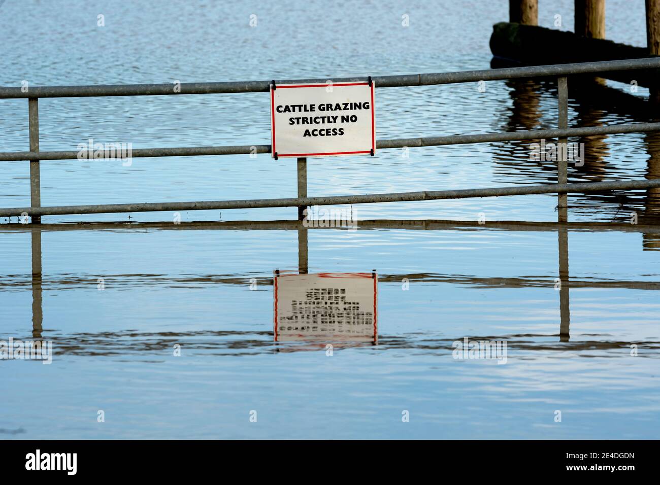 Sign on a gate in River Avon floodwater at Barford, Warwickshire, England, UK. Gennaio 2021. Foto Stock
