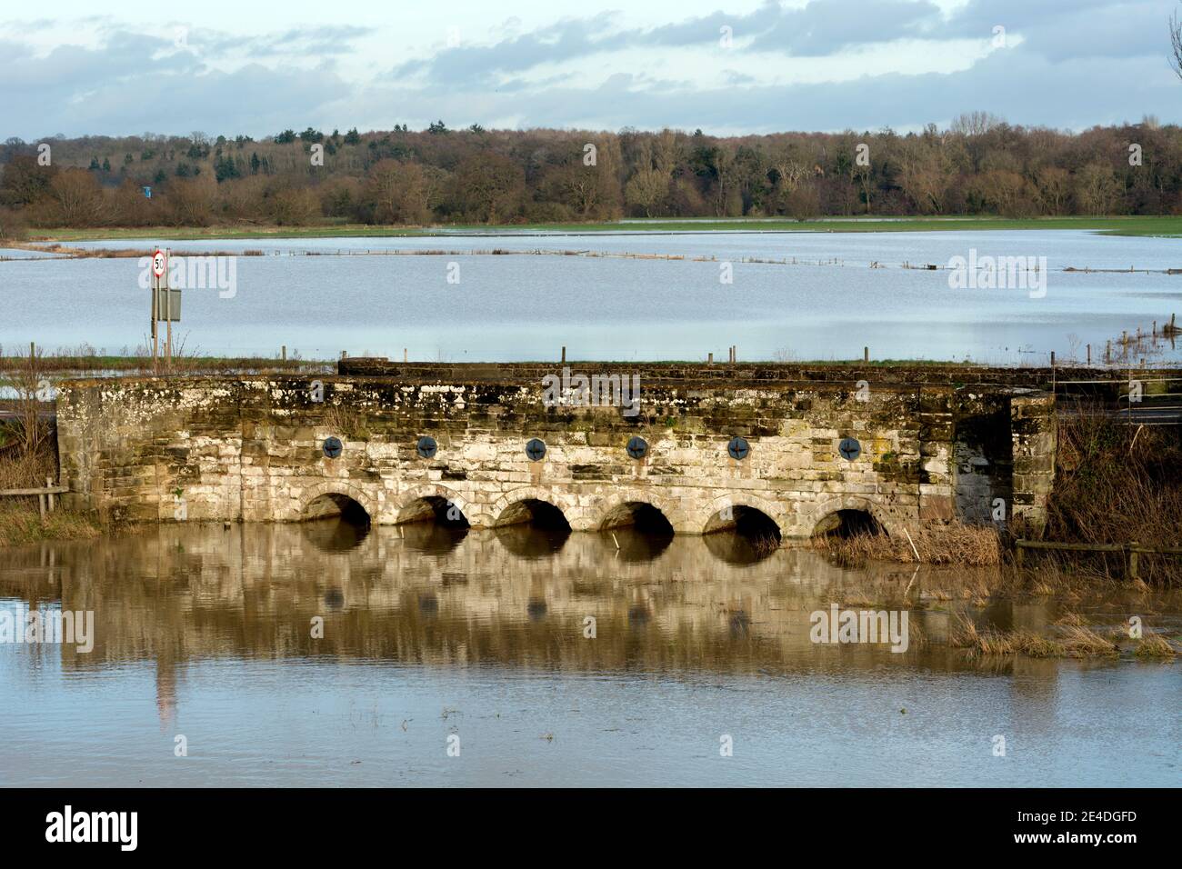 Fiume Avon acque alluvionali che circonda parte di Barford Bridge, Warwickshire, Inghilterra, Regno Unito. Gennaio 2021. Foto Stock