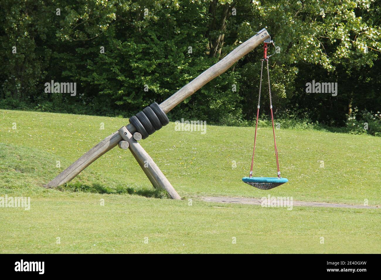 Un'oscillazione circolare sospesa in un parco giochi per bambini. Foto Stock