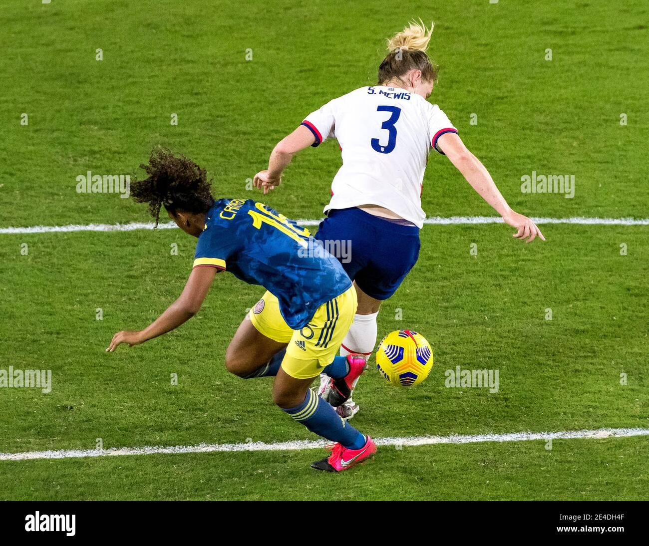 Orlando, Stati Uniti. 22 gennaio 2021. Sam Mewis (3 Stati Uniti) tenta di superare Jorelyn Carabali (16 Colombia) durante il Women's International friendly Match tra gli Stati Uniti e la Colombia all'Exploria Stadium di Orlando, Florida. *NESSUN UTILIZZO COMMERCIALE. Credit: SPP Sport Press Photo. /Alamy Live News Foto Stock