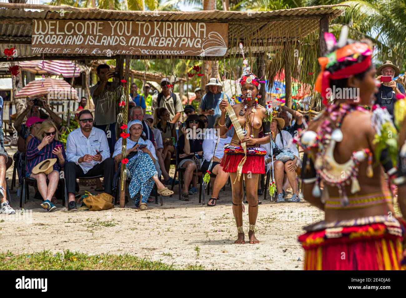 Danza Milamala tradizionale delle Isole Trobriand durante il Festival of Free Love, Kwebwaga, Papua Nuova Guinea Foto Stock