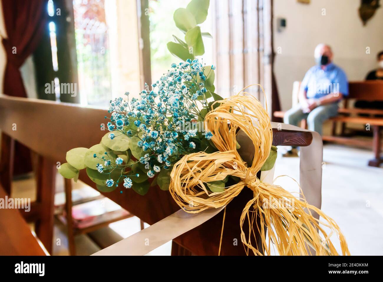 Piccola decorazione di fiori blu freschi, durante una celebrazione in estate. Foto Stock