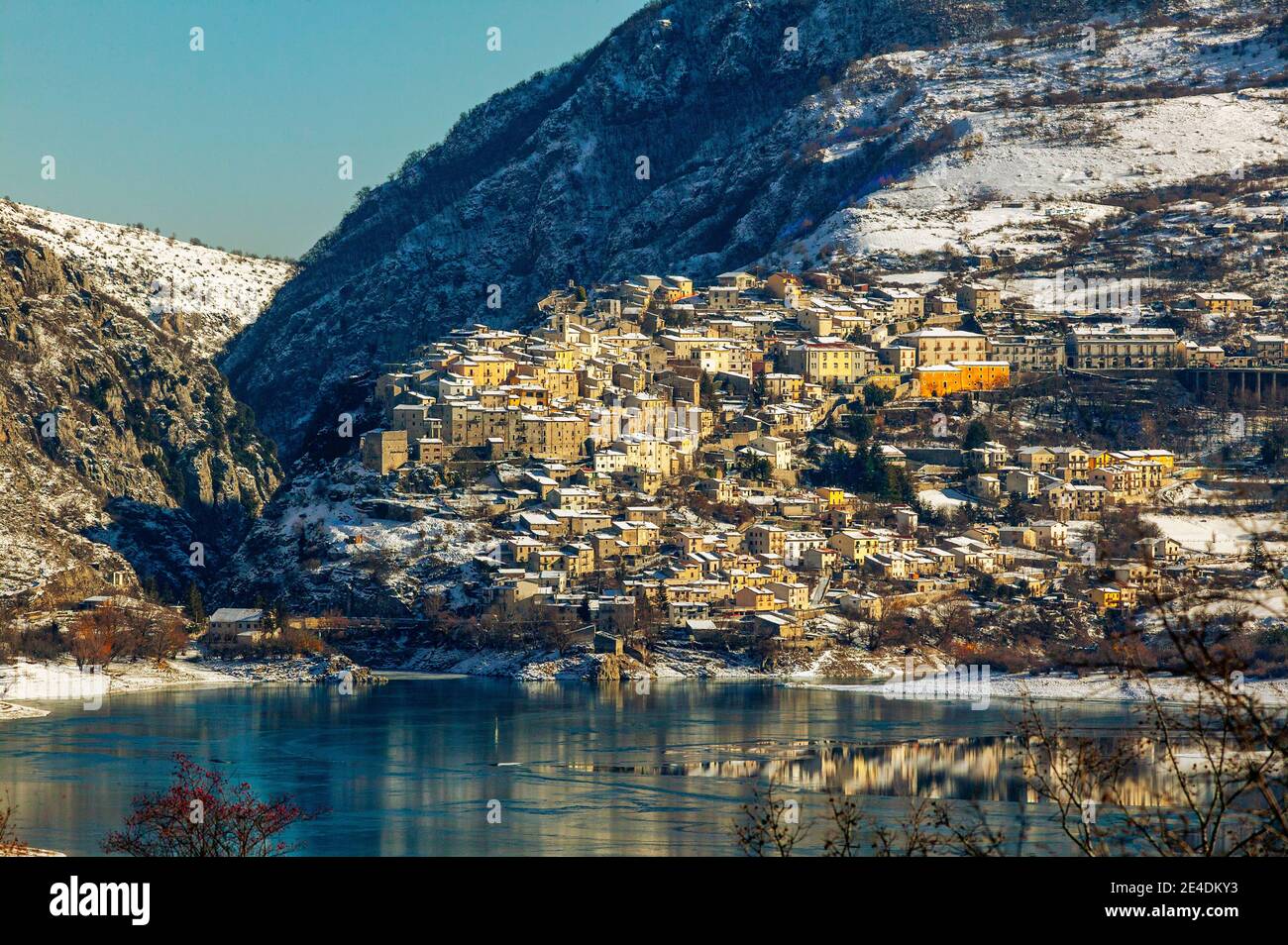 Il borgo medievale di Barrea si affaccia sul lago di Barrea. Parco Nazionale Abruzzo Lazio e Molise. Abruzzo, Italia, Europa Foto Stock