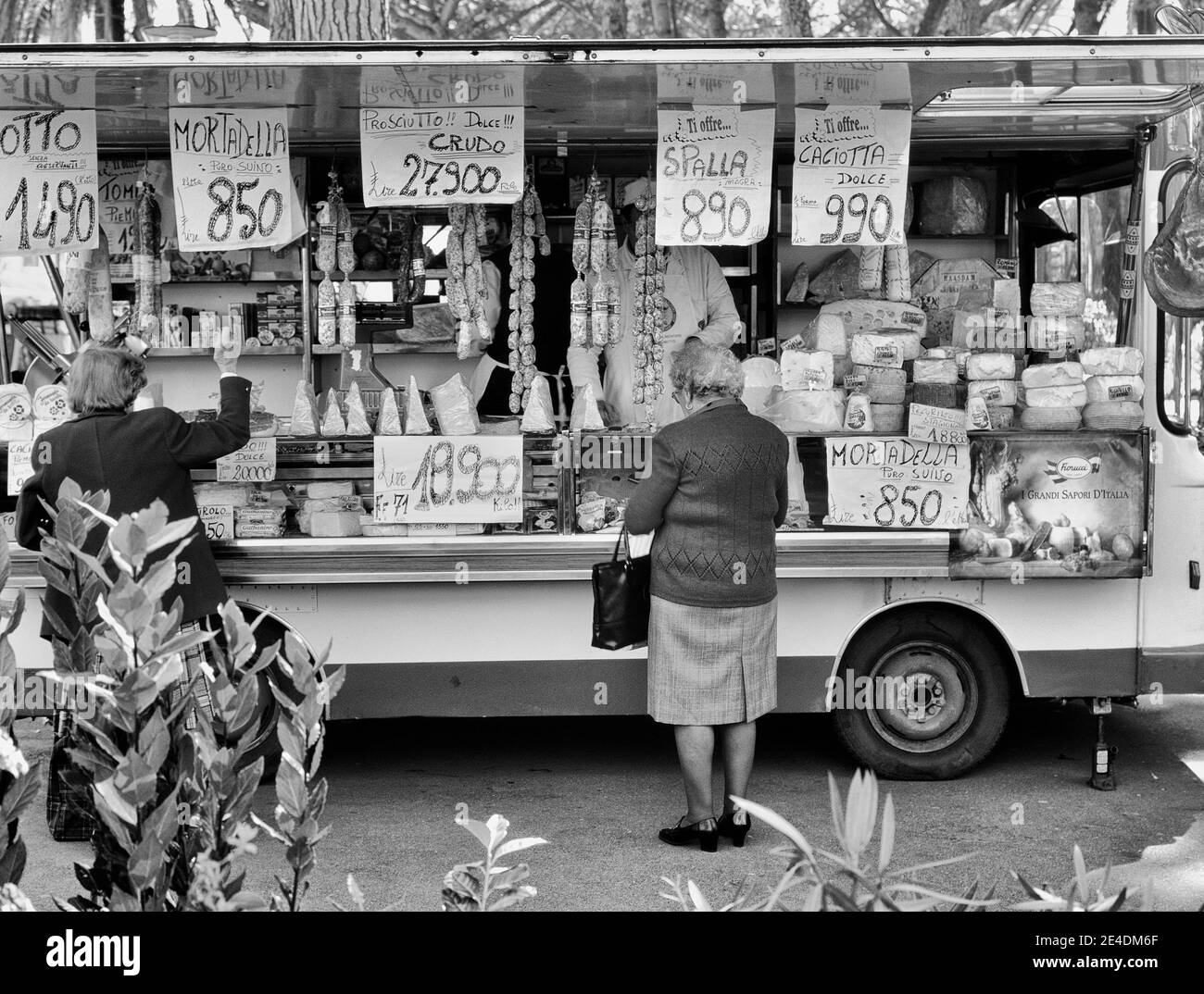 Carrello alimentare mobile italiano, Ventimiglia, Provincia di Imperia, Italia. Circa 1998 Foto Stock