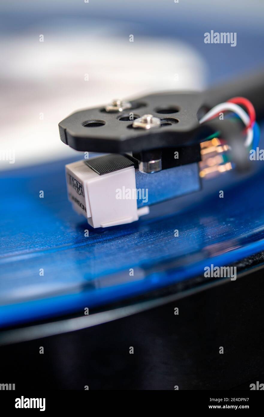 Album in vinile blu riprodotto su un lettore di dischi Foto Stock
