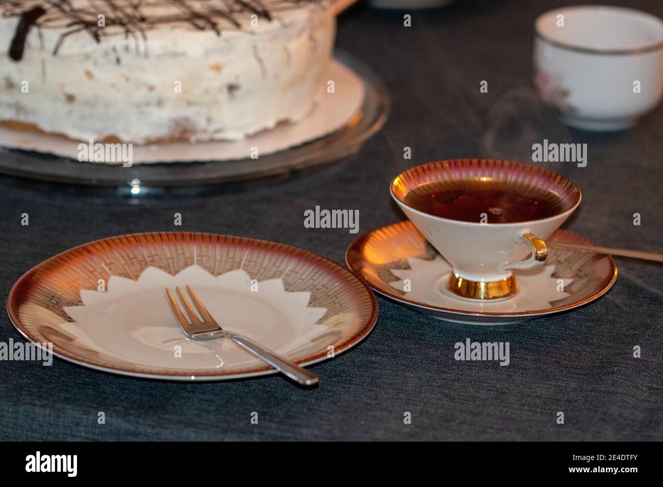Una torta alla crema senza glutine con ripieno di pera servita su un tavolo ben posato. Foto Stock